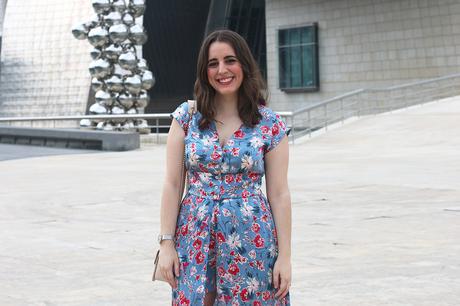 Mono de flores con apertura para verano Mono de flores con apertura para verano