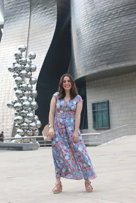 Mono de flores con apertura para verano Mono de flores con apertura para verano