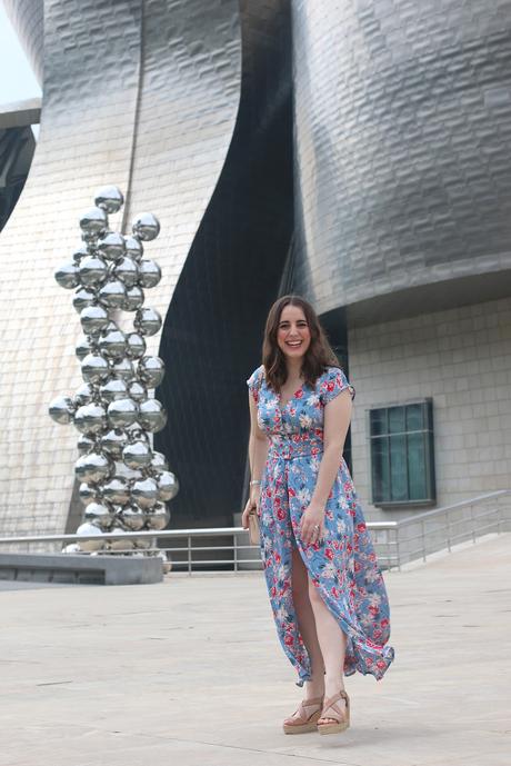 Mono de flores con apertura para verano Mono de flores con apertura para verano