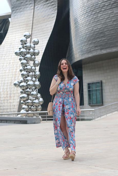 Mono de flores con apertura para verano Mono de flores con apertura para verano