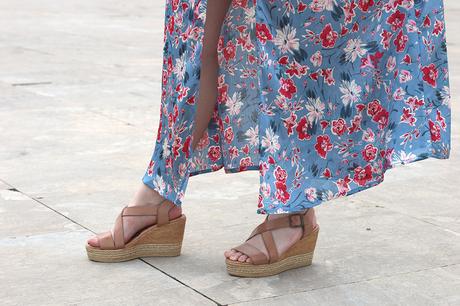 Mono de flores con apertura para verano Mono de flores con apertura para verano