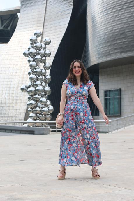 Mono de flores con apertura para verano Mono de flores con apertura para verano