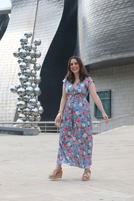 Mono de flores con apertura para verano Mono de flores con apertura para verano