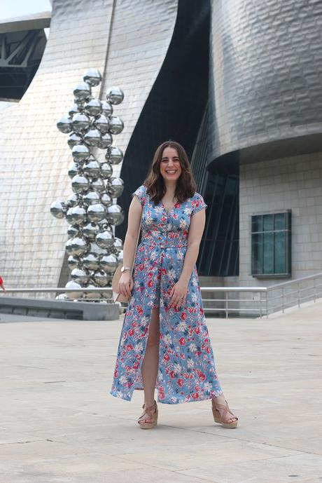 Mono de flores con apertura para verano Mono de flores con apertura para verano