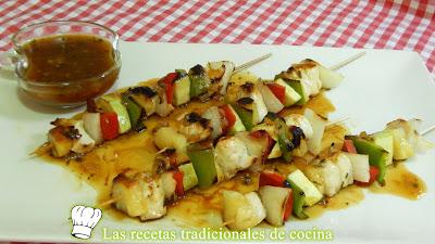 Receta de brochetas de pechuga de pollo con salsa de piña
