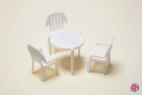 ¿Tú también crees que las cosas que le ponen a la pizza parecen mini mesas? Pues esta pizzería ha creado sillas a juego