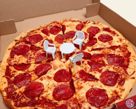 ¿Tú también crees que las cosas que le ponen a la pizza parecen mini mesas? Pues esta pizzería ha creado sillas a juego