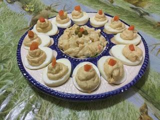 HUEVOS RELLENOS DE ENSALADILLA