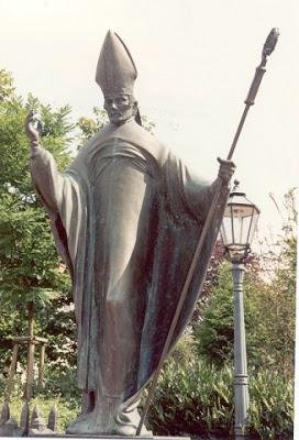 Constructor de paz y de caminos. Constructor de paz y de caminos.