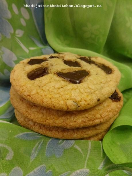 BISCUITS AUX MORCEAUX DE CHOCOLAT / CHOCOLATE CHUNK COOKIES / GALLETAS CON TROZOS DE CHOCOLATE / بيسكوي بالشوكولاطة