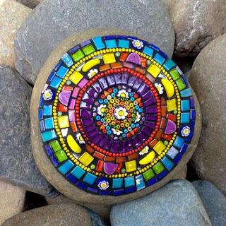 Tutorial aprende cómo decorar piedras con la técnica de mosaico