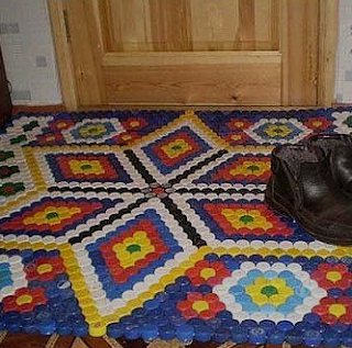 Haz cortinas y todo tipo de manualidades reciclando tapas de plástico