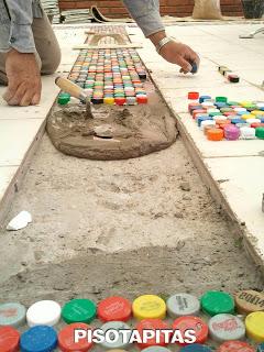 Haz cortinas y todo tipo de manualidades reciclando tapas de plástico