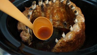 Costillas y salsa barbacoa en olla de cocción lenta Crockpot Slow cooker