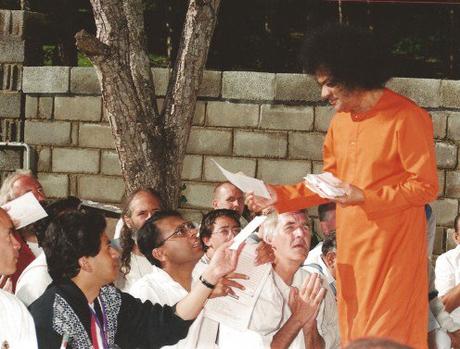 Para satisfacer nuestras necesidades, Él toma las letras, ¡no las Suyas! Para satisfacer nuestras necesidades, Él toma las letras, ¡no las Suyas!