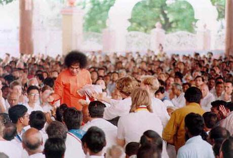 ¿Por qué rezar o escribir cartas a un Dios Omnisciente? una revelación por Sathya Sai ¿Por qué rezar o escribir cartas a un Dios Omnisciente? una revelación por Sathya Sai