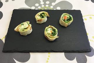 Rollitos de surimi, espinacas y mayonesa de albahaca