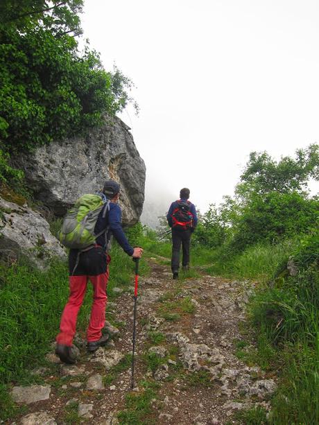 Peña Gradura por la Senda L'Gabitu y la Mucherina Peña Gradura por la Senda L'Gabitu y la Mucherina
