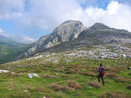 Peña Gradura por la Senda L'Gabitu y la Mucherina Peña Gradura por la Senda L'Gabitu y la Mucherina
