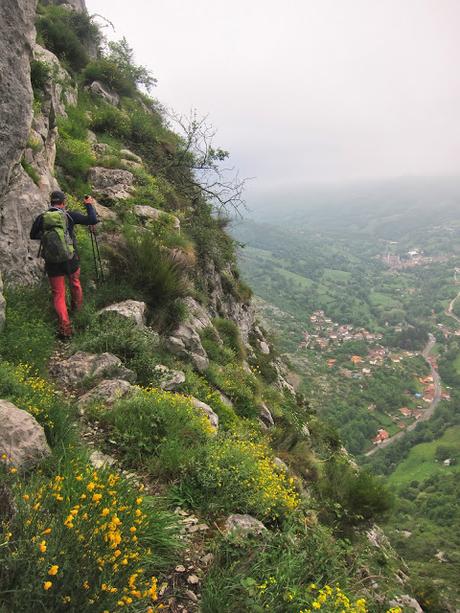 Peña Gradura por la Senda L'Gabitu y la Mucherina Peña Gradura por la Senda L'Gabitu y la Mucherina