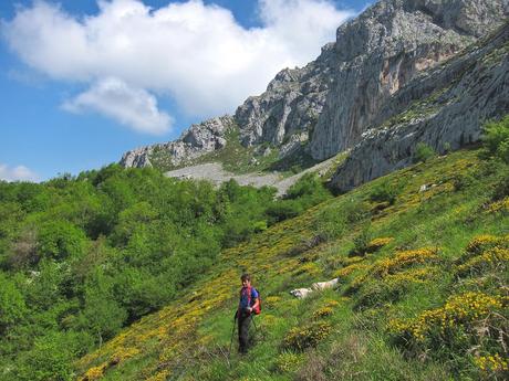 Peña Gradura por la Senda L'Gabitu y la Mucherina Peña Gradura por la Senda L'Gabitu y la Mucherina