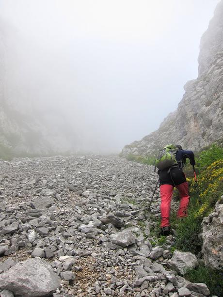 Peña Gradura por la Senda L'Gabitu y la Mucherina Peña Gradura por la Senda L'Gabitu y la Mucherina