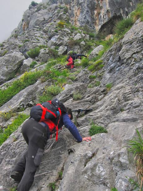 Peña Gradura por la Senda L'Gabitu y la Mucherina Peña Gradura por la Senda L'Gabitu y la Mucherina