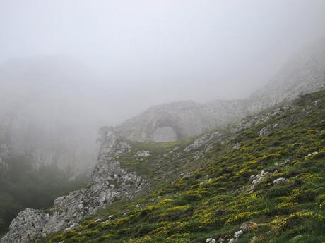 Peña Gradura por la Senda L'Gabitu y la Mucherina Peña Gradura por la Senda L'Gabitu y la Mucherina