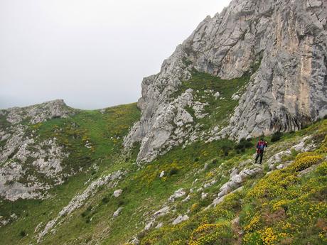 Peña Gradura por la Senda L'Gabitu y la Mucherina Peña Gradura por la Senda L'Gabitu y la Mucherina