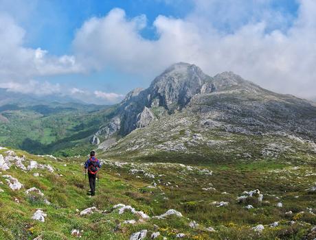 Peña Gradura por la Senda L'Gabitu y la Mucherina Peña Gradura por la Senda L'Gabitu y la Mucherina
