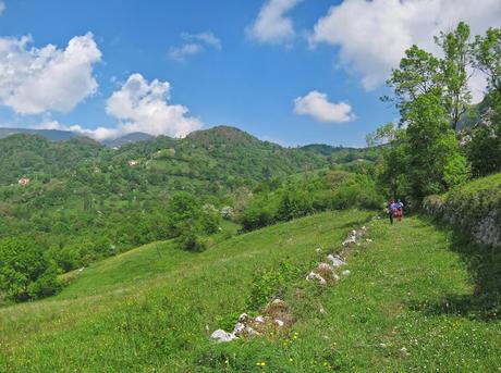 Peña Gradura por la Senda L'Gabitu y la Mucherina Peña Gradura por la Senda L'Gabitu y la Mucherina