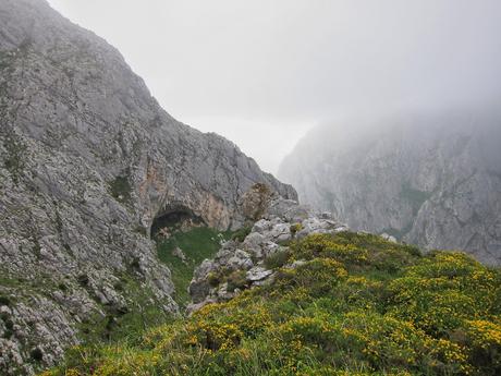 Peña Gradura por la Senda L'Gabitu y la Mucherina Peña Gradura por la Senda L'Gabitu y la Mucherina