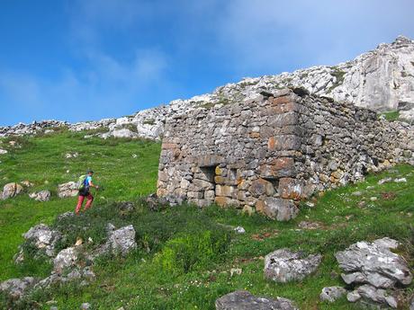 Peña Gradura por la Senda L'Gabitu y la Mucherina Peña Gradura por la Senda L'Gabitu y la Mucherina