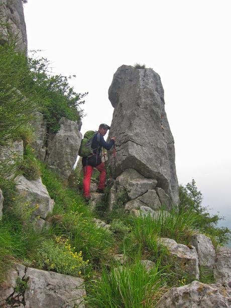 Peña Gradura por la Senda L'Gabitu y la Mucherina Peña Gradura por la Senda L'Gabitu y la Mucherina