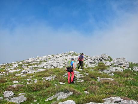 Peña Gradura por la Senda L'Gabitu y la Mucherina Peña Gradura por la Senda L'Gabitu y la Mucherina
