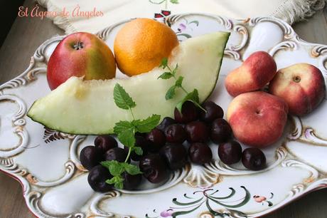 fruta de verano,melón, cerezas, paraguayos