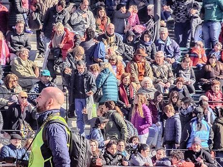 Gente en la tribuna con sol de frente