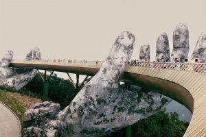 Increíble puente en Vietnam sostenida por las manos de Dios!