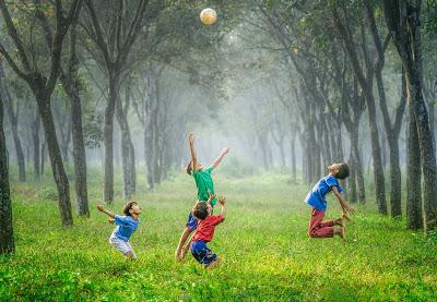 Niños jugando en el campo