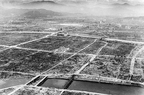 AGOSTO DE 1945, HIROSHIMA, LA BOMBA ATÓMICA Y EL FIN DE LA GUERRA  El 6 de agosto de 1945, ya hace 73 años, Hiroshima pasó a la historia como la primera ciudad arrasada por una bomba atómica. A los tres días otra cayó sobre Nagasaki. La rendición de Ja...