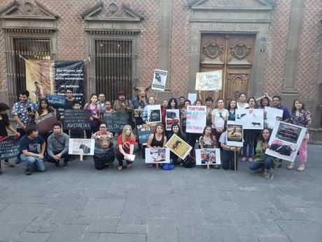 Potosinos protestan frente a SECULT por promover la violencia animal