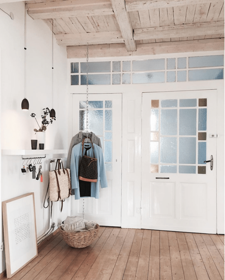 vigas en el techo suelo de cemento pilares de madera muebles de diseño estilo minimalista estilo minimal nórdico decoración texturas decoración en blanco vigas en el techo suelo de cemento pilares de madera muebles de diseño estilo minimalista estilo minimal nórdico decoración texturas decoración en blanco