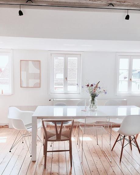 vigas en el techo suelo de cemento pilares de madera muebles de diseño estilo minimalista estilo minimal nórdico decoración texturas decoración en blanco vigas en el techo suelo de cemento pilares de madera muebles de diseño estilo minimalista estilo minimal nórdico decoración texturas decoración en blanco