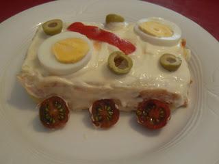 Pastel de patata, atún con sofrito de tomate casero