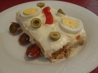 Pastel de patata, atún con sofrito de tomate casero