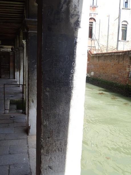 grafiti sottoportego del Traghetto Venecia