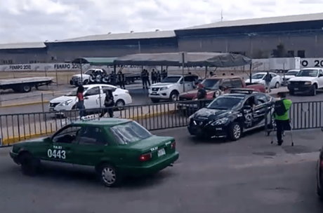 Taxistas y SCT hostigan a asistentes de la FENAPO