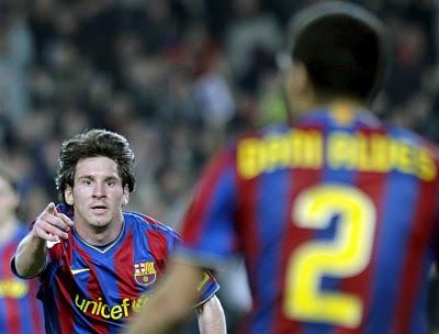 Messi mantiene líder a un Barça con tesón