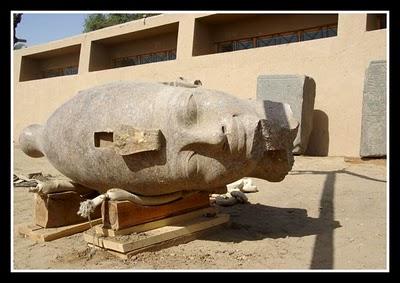 ENCUENTRAN CABEZA GIGANTE DE AMENHOTEP III