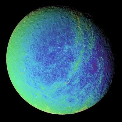 Cassini sobrevuela Rhea, la segunda mayor luna de Saturno